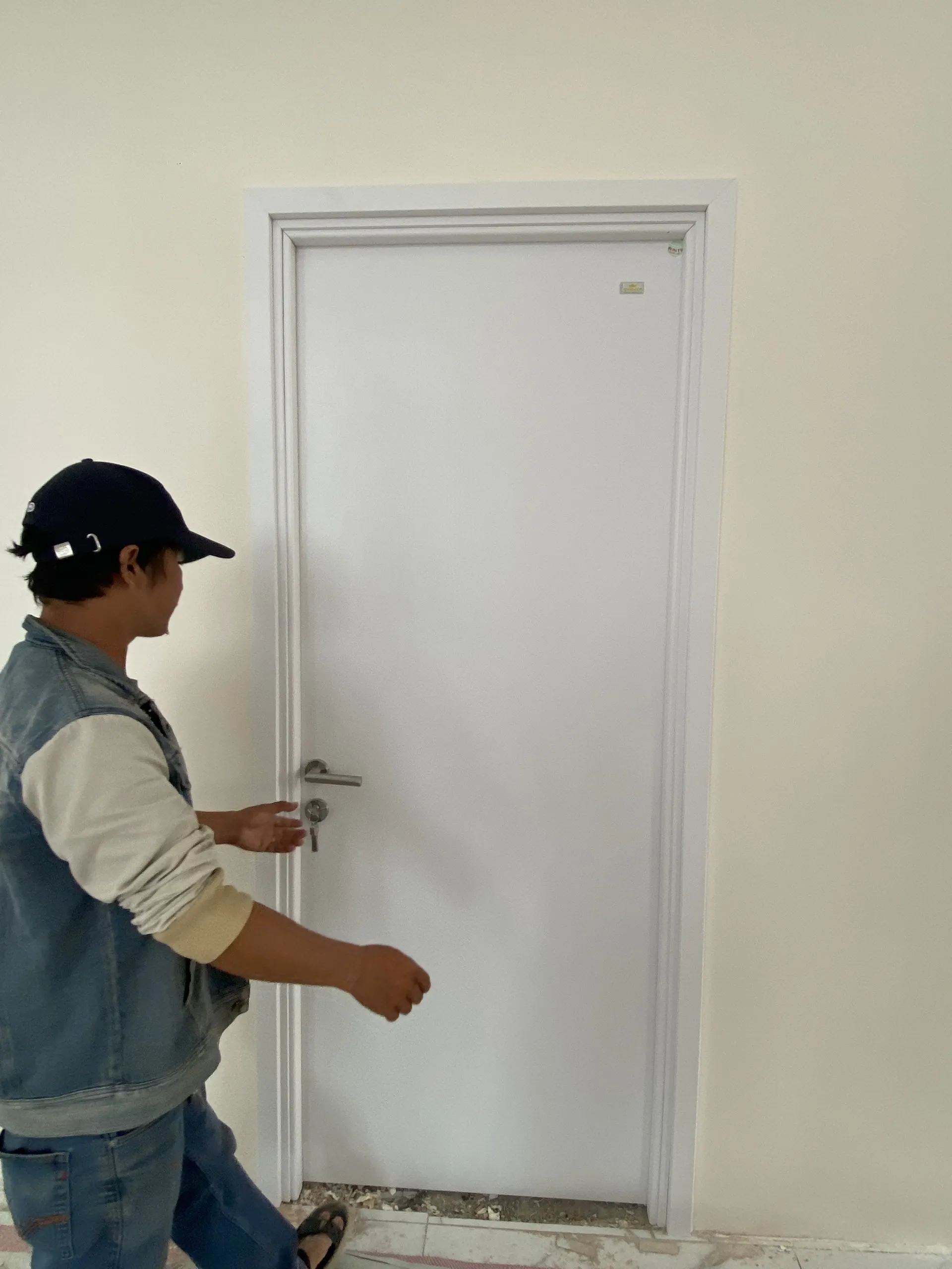 lap-dat-cua-nhua-cua-go-tai-tp-hcm