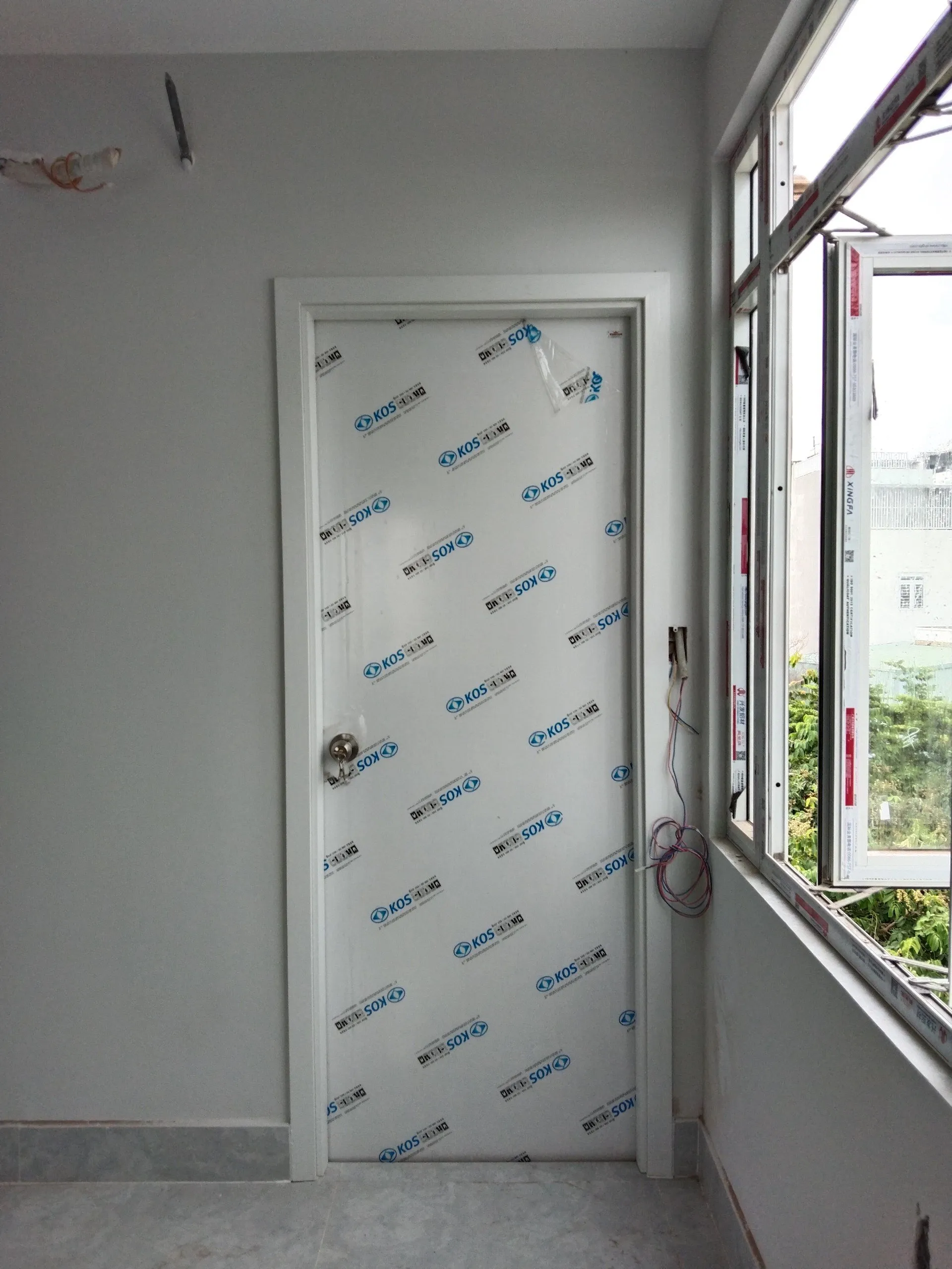 cua-nhua-abs-va-cua-composite