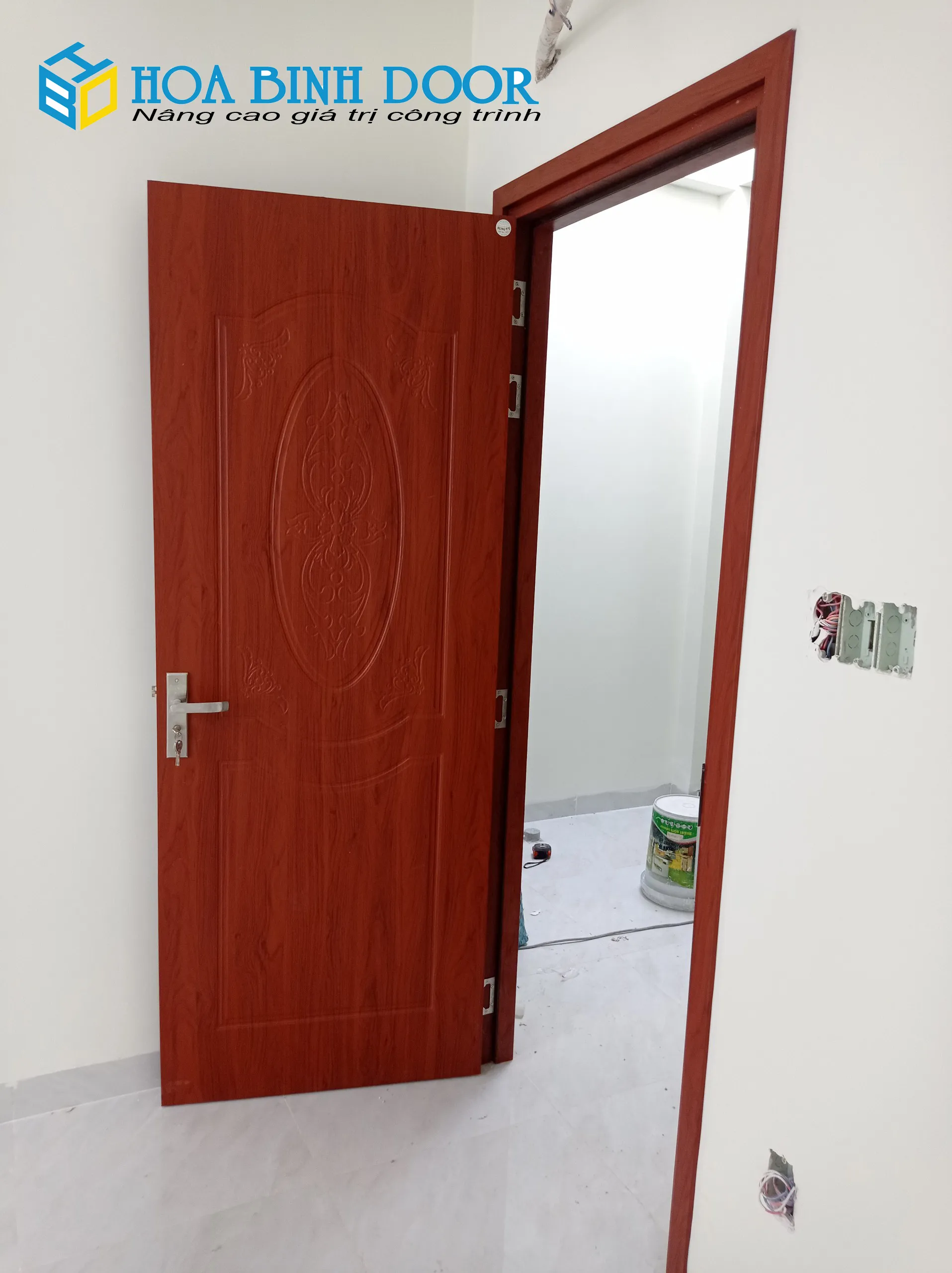 cua-go-nhua-composite-la-gi-cua-nhua-gia-go-chong-nuoc