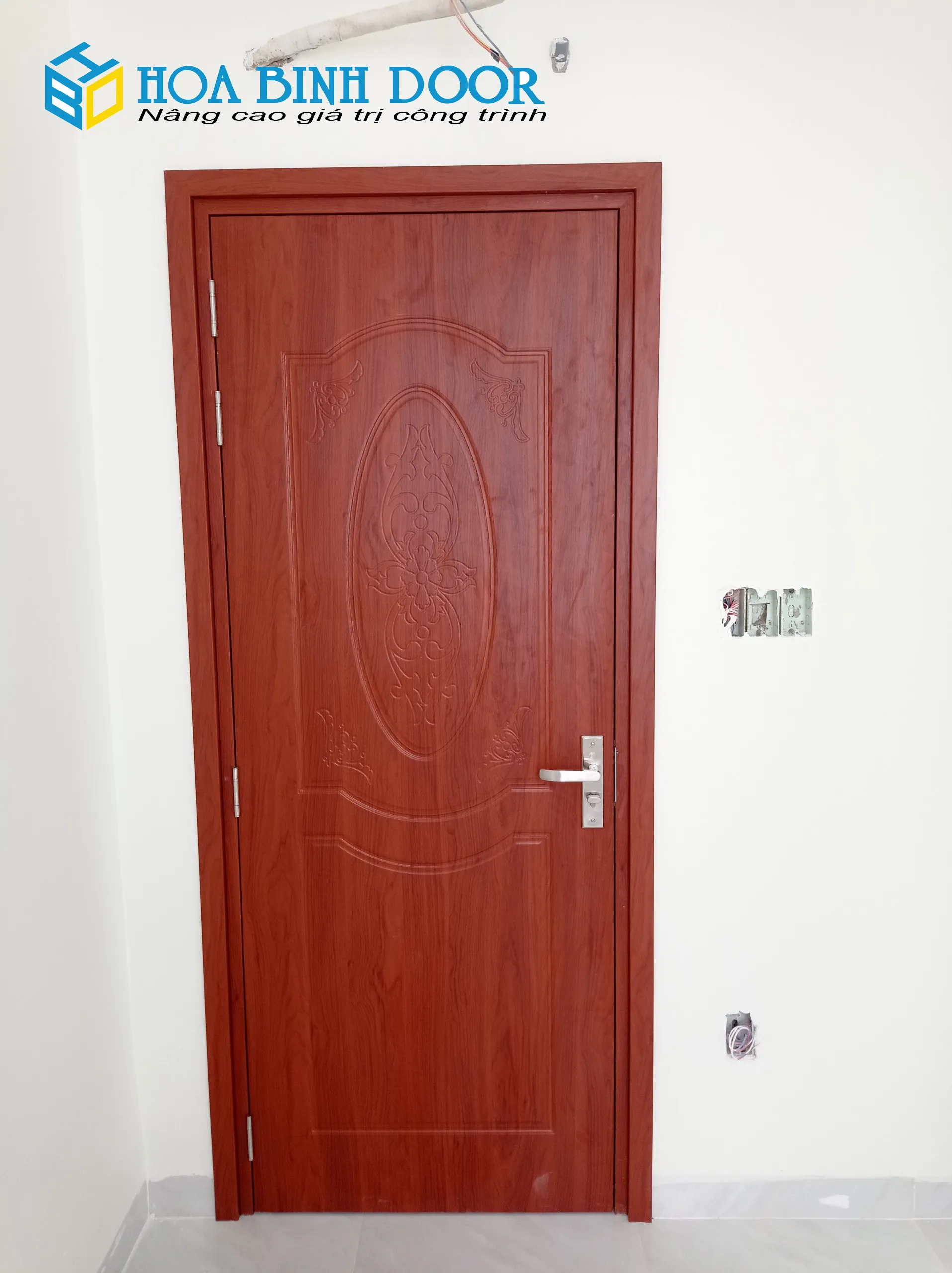 cua-go-nhua-composite-la-gi-cua-nhua-gia-go-chong-nuoc