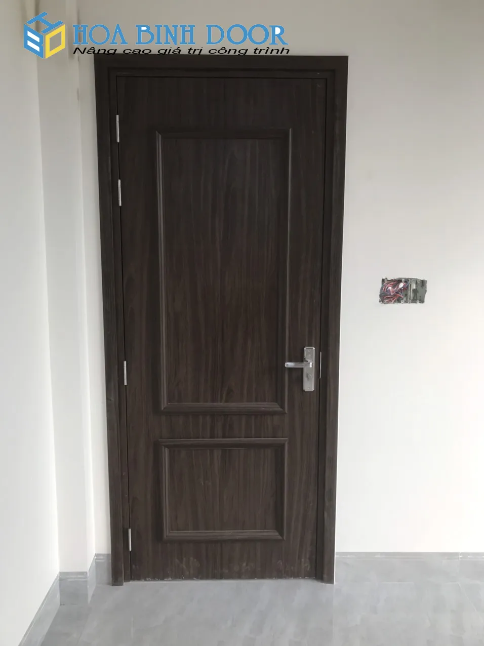 cua-go-nhua-composite-la-gi-cua-nhua-gia-go-chong-nuoc