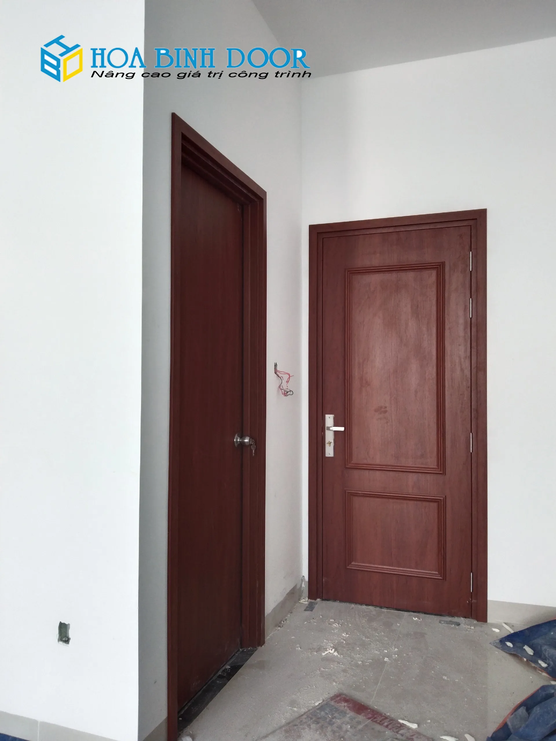 cua-go-nhua-composite-la-gi-cua-nhua-gia-go-chong-nuoc