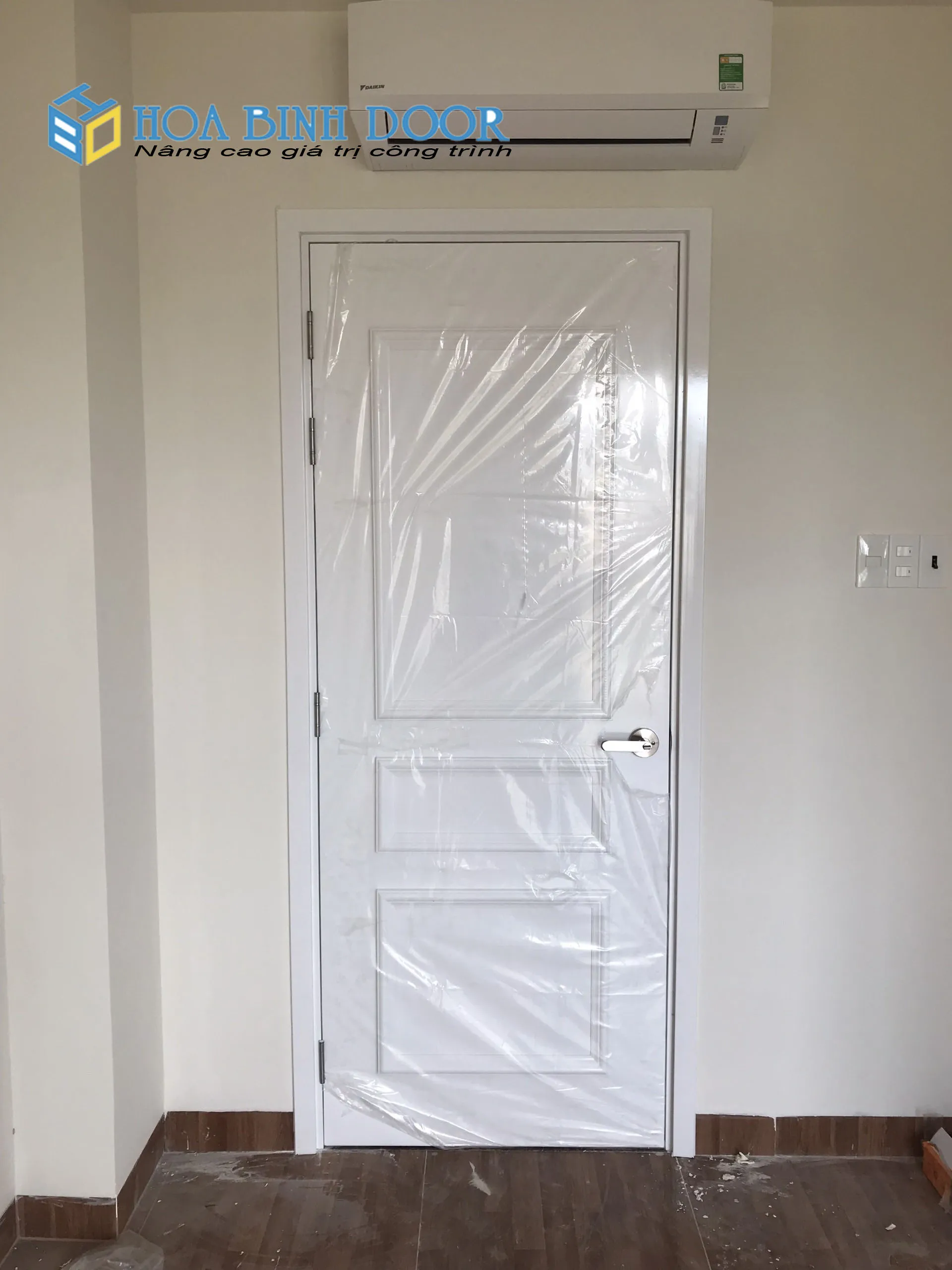 cua-go-nhua-composite-la-gi-cua-nhua-gia-go-chong-nuoc