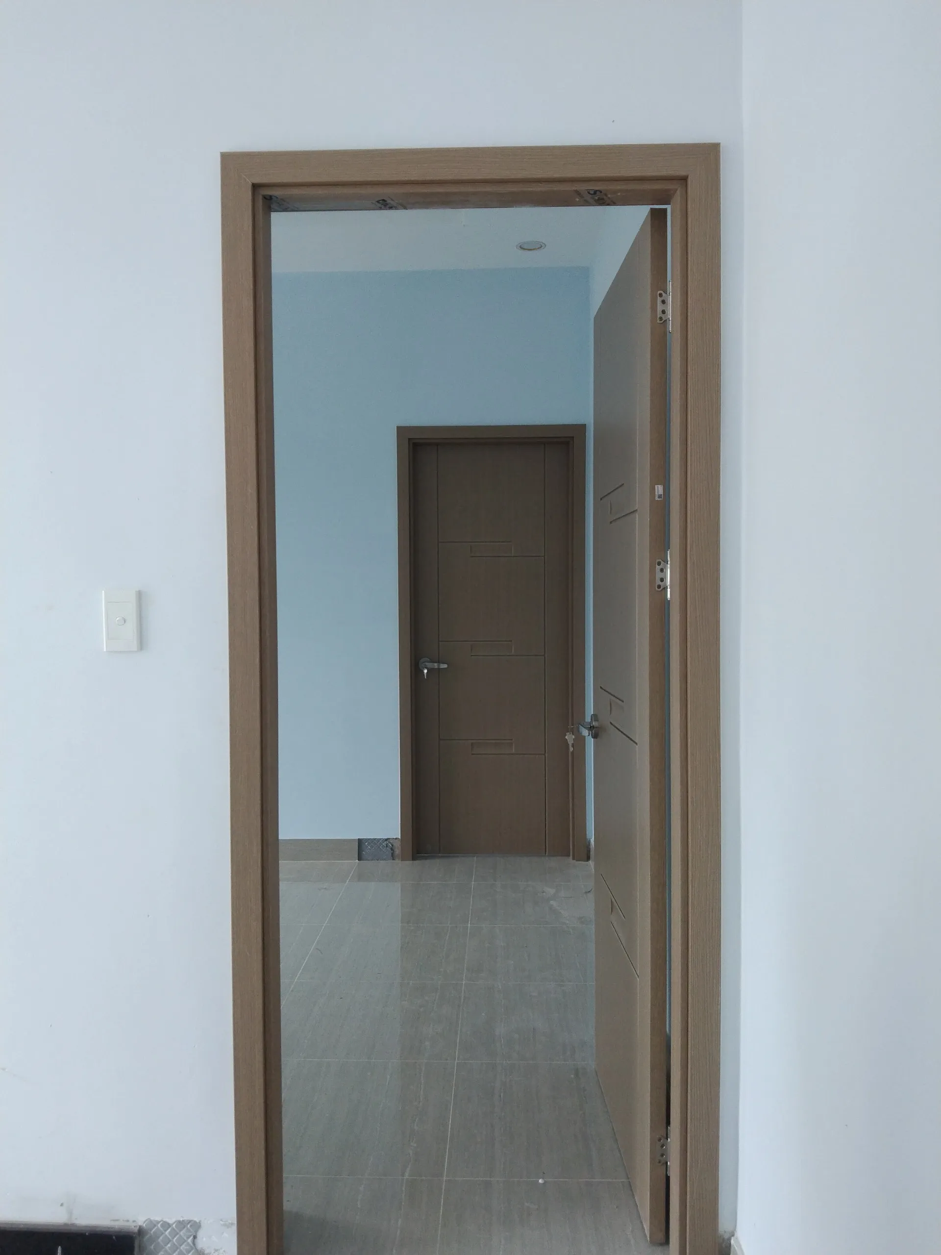 lap-dat-cua-nhua-abs-cung-cap-cua-nhua-gia-go