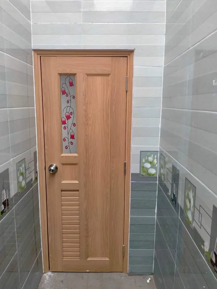 cua-nhua-dai-loan-la-gi-cua-nhua-gia-go-toilet