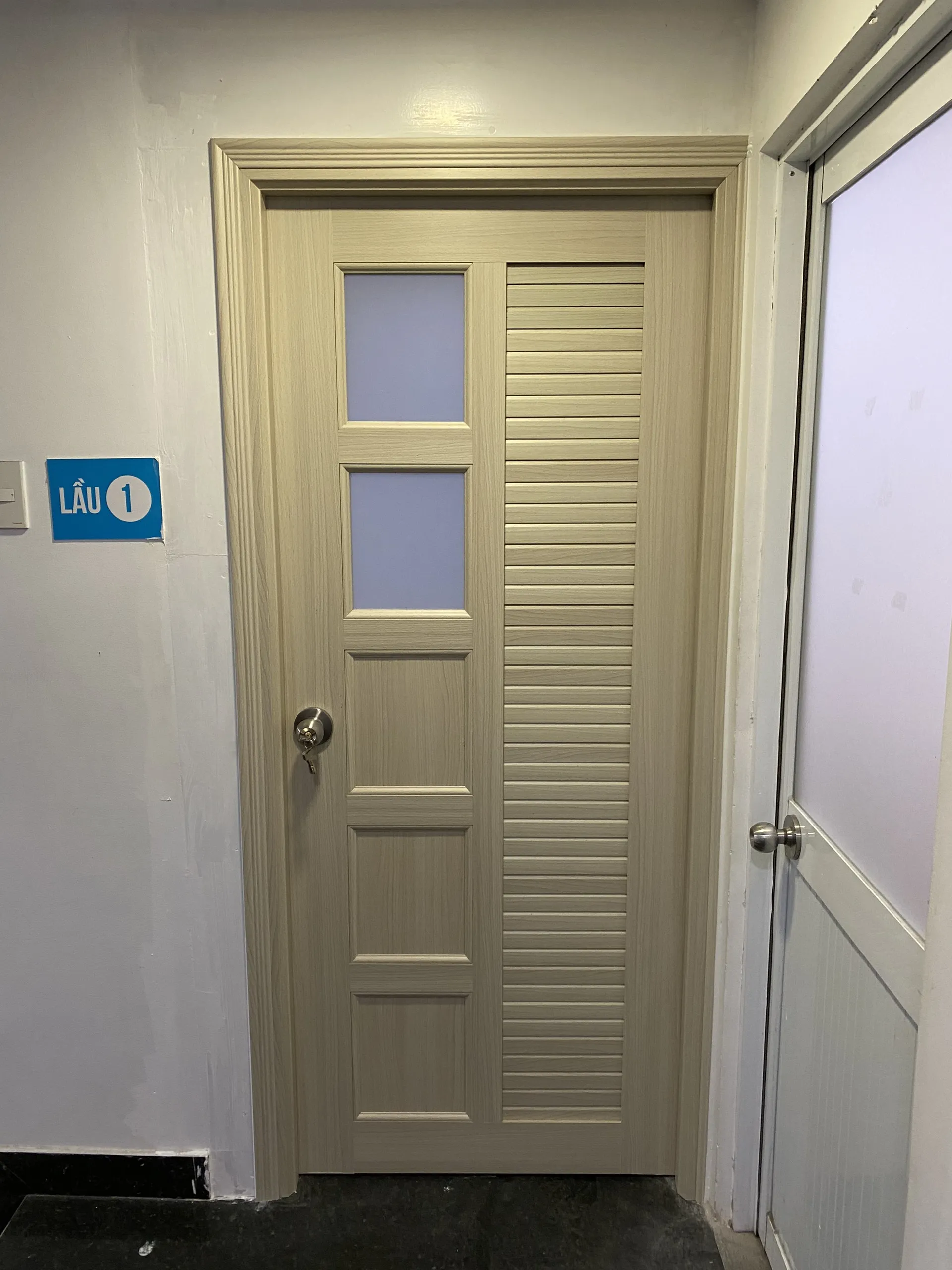 cua-nhua-gia-go-tai-can-tho