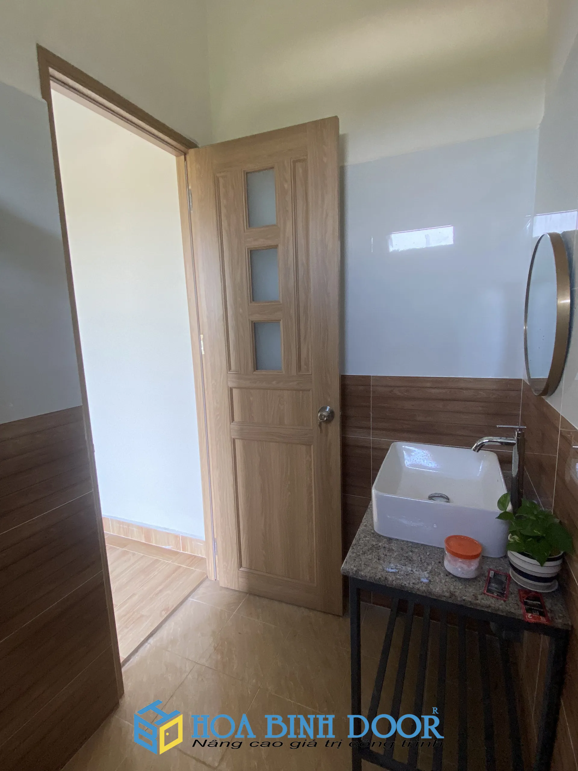 cua-nhua-nha-ve-sinh-dai-loan