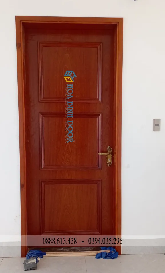Cửa gỗ đẹp hiện đại - Cửa gỗ công nghiệp vân gỗ đỏ