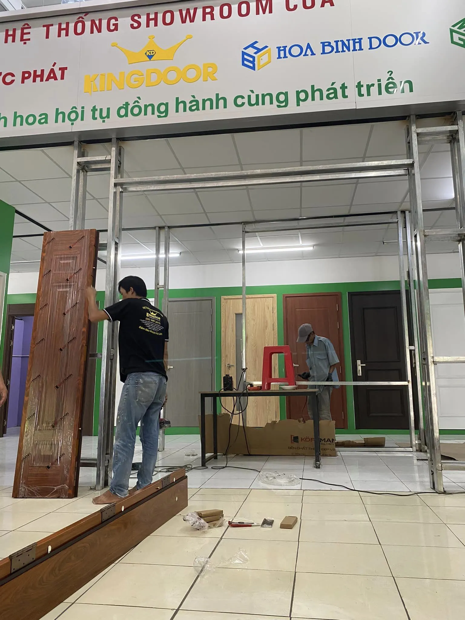 lắp đặt cửa thép vân gỗ