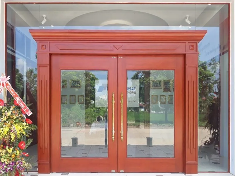 cửa thép vân gỗ ô kính thực tế